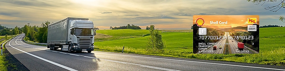 Egy kamion halad kanyargós úton, zöld területen. A jobb oldalon a Shell Kártya képe látható.
