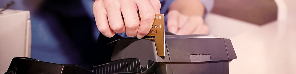 oseba plačuje s kartico