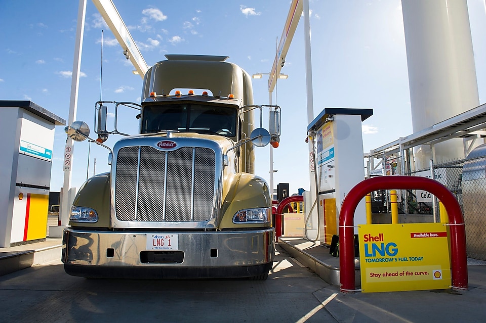 Tovornjak, ki se pripravlja na natakanje na Shellovi črpalki za utekočinjeni zemeljski plin.