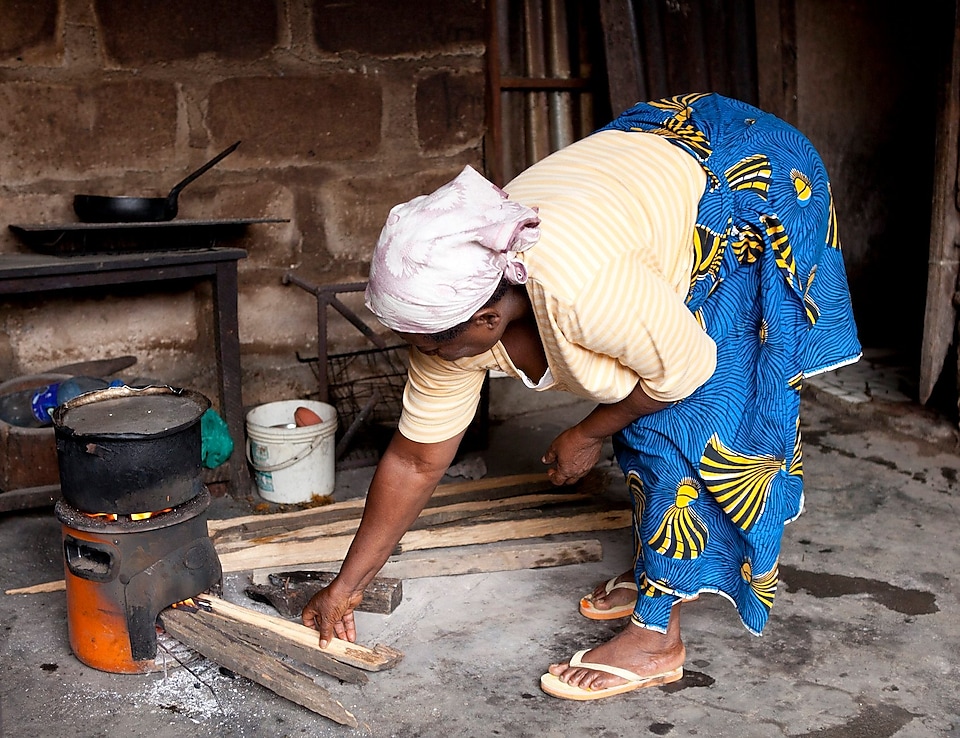 Gospa kuha na kuhalniku v Nigeriji.