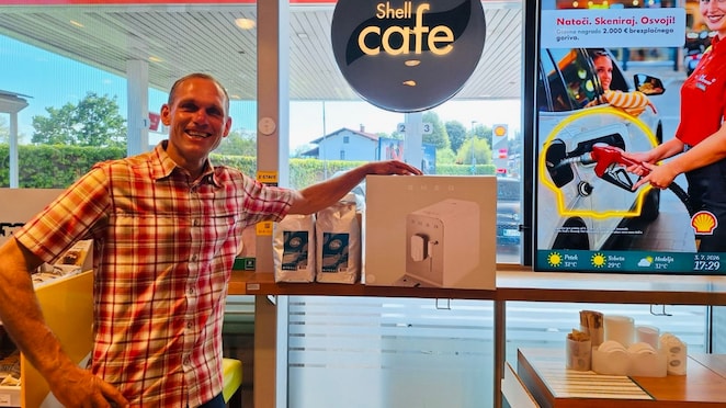 Nagrajenec Shell Café promocije z osvojenim kavomatom in zalogo kave.