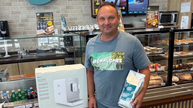 Nagrajenec Shell Café promocije z osvojenim kavomatom in zalogo kave.