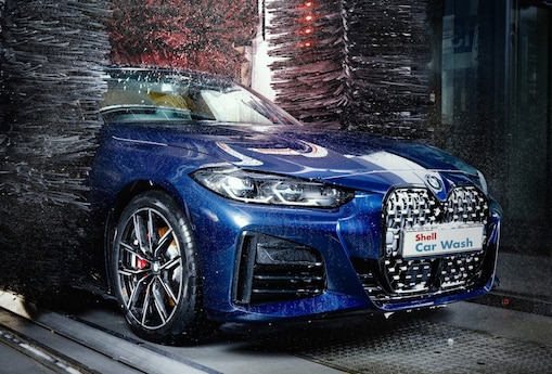 Moder BMW avtomobil, ki se čisti v avtopralnici