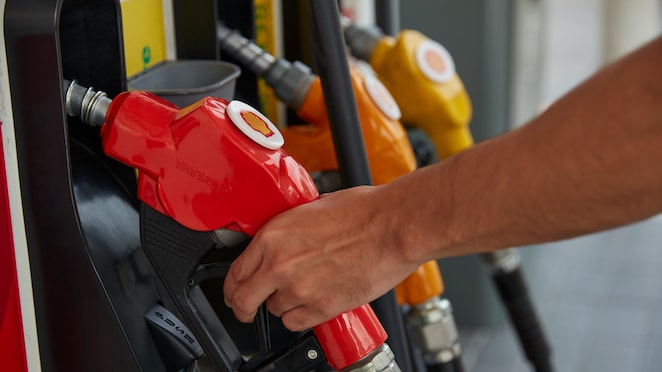 Človek, ki drži Shell ročko za točenje goriva
