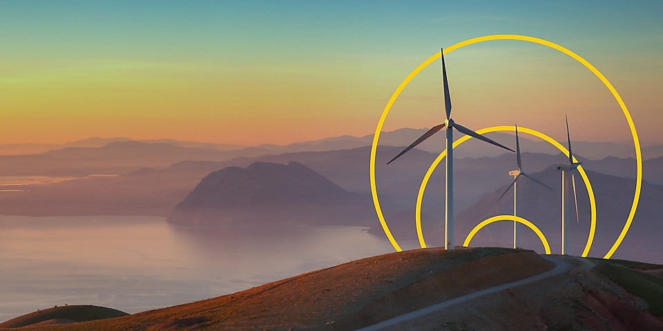 Fotografije treh vetrnih turbin na hribu z orisom grafa Doseganje neto ničelne količine emisij