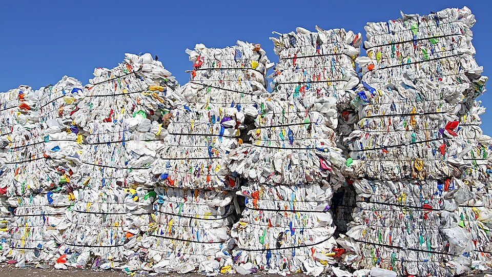 Kupi plastičnih vrečk v objektu za ravnanje z odpadki