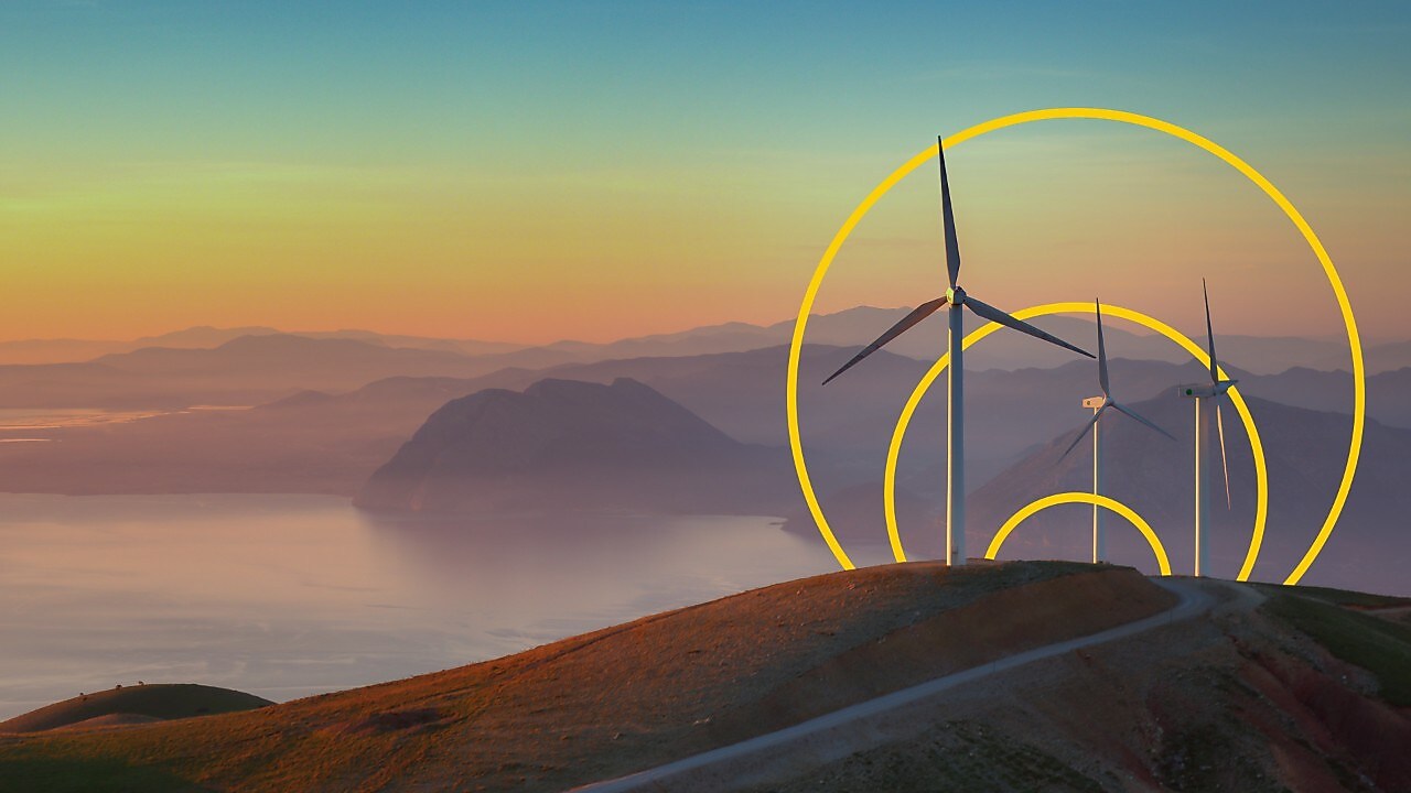 Fotografije treh vetrnih turbin na hribu z orisom grafa Doseganje neto ničelne količine emisij