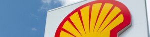 Bel Pilon na katerem se nahaja rdeče-rumen Shellov logotip in v ozadju modro nebo in bel oblak