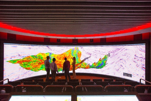 Osebje, ki preverja model podpovršinske geologije.