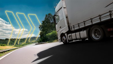 Fuhrparkmanager mit einer Schere schneidet einen Bonsai zurecht.