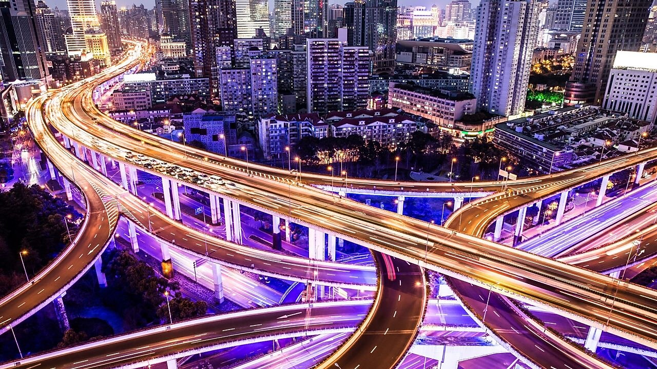 tovorna vozila  vozijo pod cestninskimi portali na avtocesti