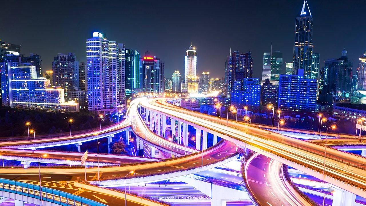 tovorna vozila vozijo pod cestninskimi portali na avtocesti