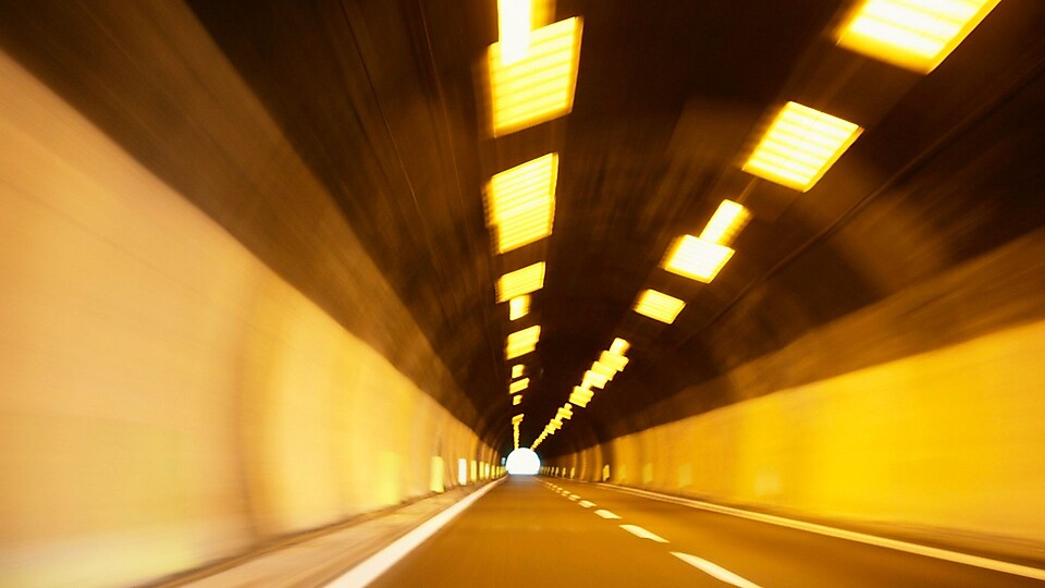 Cesta ki vodi skozi tunel