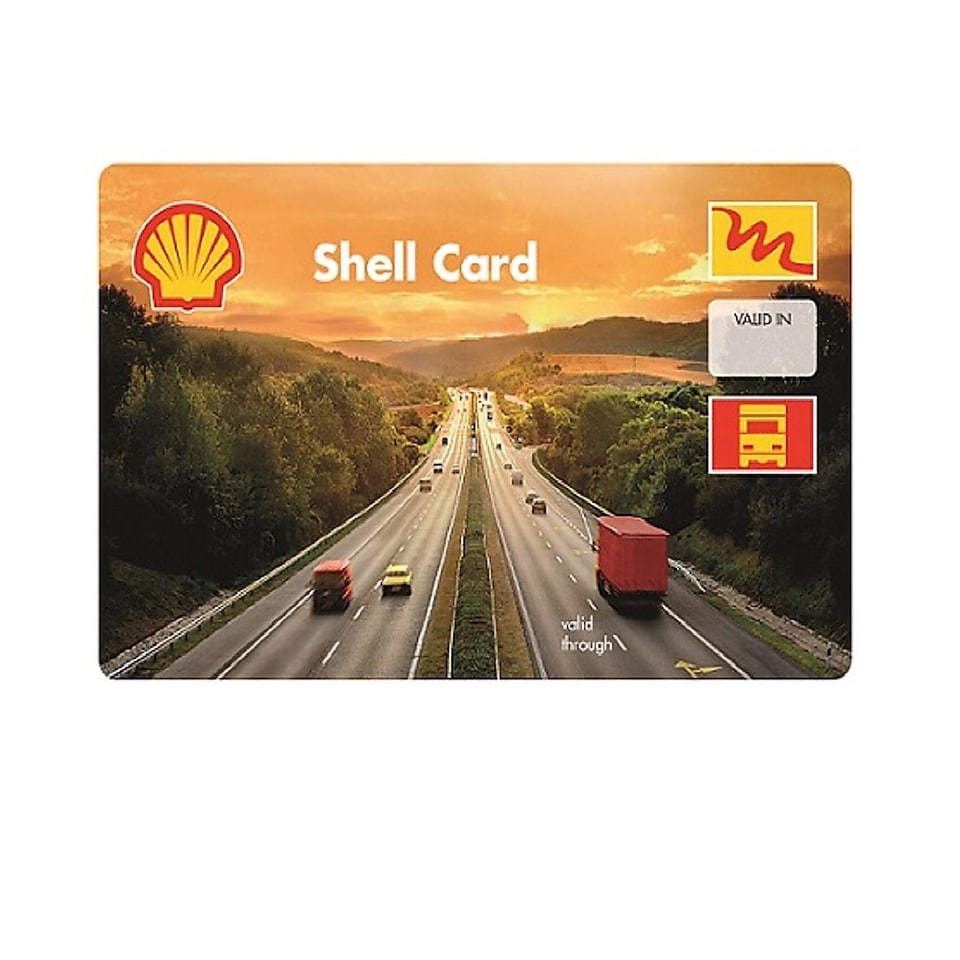 Die Shell Card ist von vorne zu sehen und steht auf einer Ecke auf einem Tisch. Darüber steht #VORN, der Hashtag zur Shell Kampagne in Deutschland, Österreich und der Schweiz.