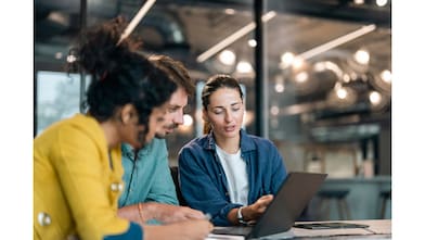 Fuhrparkmanager mit einer Schere schneidet einen Bonsai zurecht.