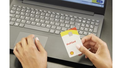 Shell Oil Brand Partner advises a man and a woman