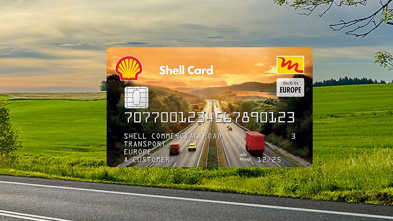 Egy kamion halad kanyargós úton, zöld területen. A jobb oldalon a Shell Kártya képe látható.