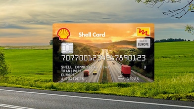 Egy kamion halad kanyargós úton, zöld területen. A jobb oldalon a Shell Kártya képe látható.