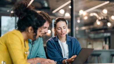 Pisarni&scaron;ki delavec uporablja kalkulator.