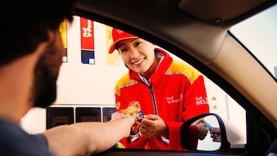 Pisarni&scaron;ki delavec uporablja kalkulator.