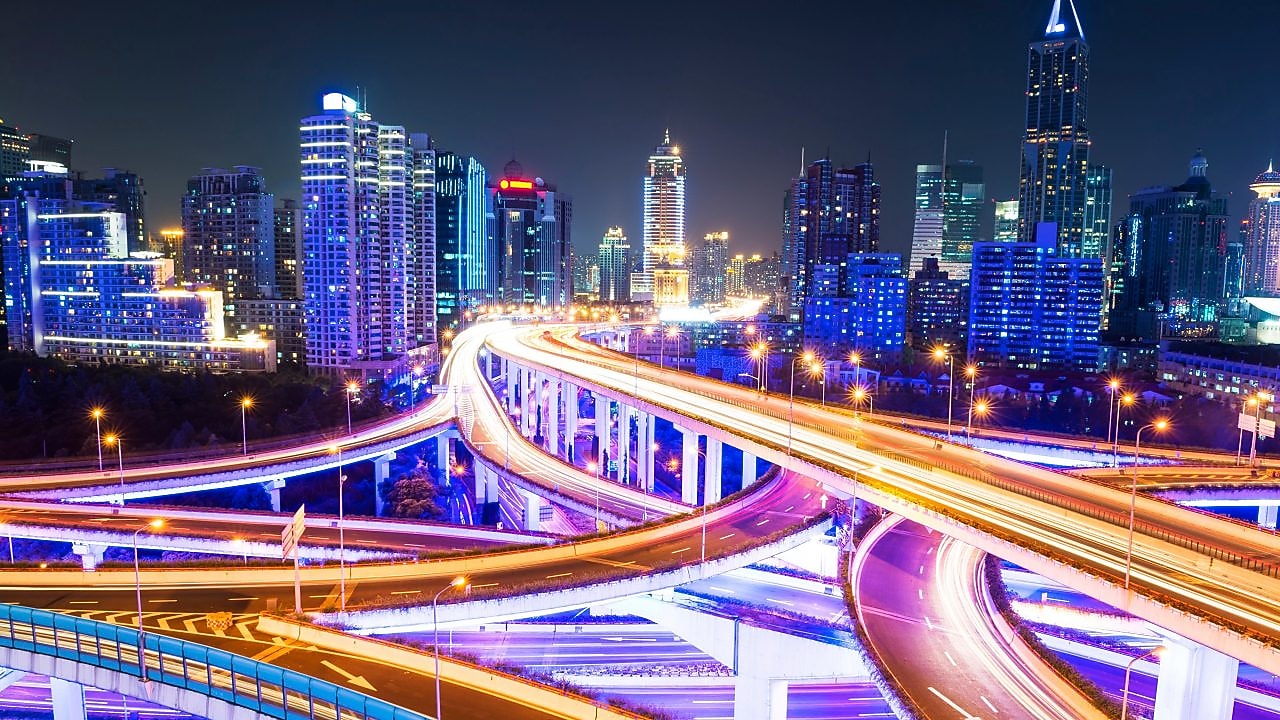 tovorna vozila  vozijo pod cestninskimi portali na avtocesti