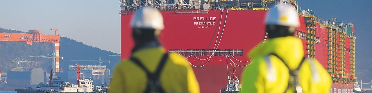 Krstno potovanje ladje Prelude: ogromni trup ladje se prvič poda v vodo.