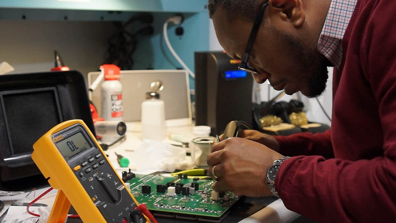 Inženirji programa Shell TechWorks pri delu v delavnici