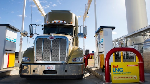 Tovornjak, ki se pripravlja na natakanje na Shellovi črpalki za utekočinjeni zemeljski plin.