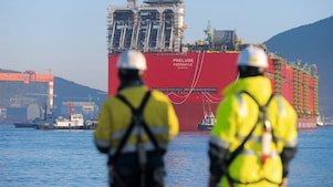 Krstno potovanje ladje Prelude: ogromni trup ladje se prvič poda v vodo.