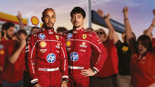Dirkača F1 Lewis Hamilton in Charles Leclerc pred množico navijačev.