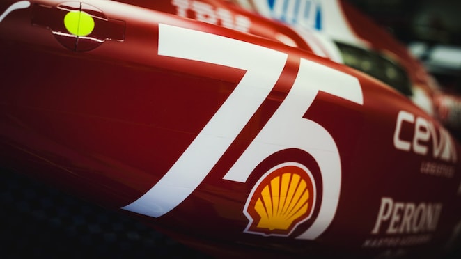 Rdeč F1 dirkalni s številko 75 in logotipom Shell na strani.