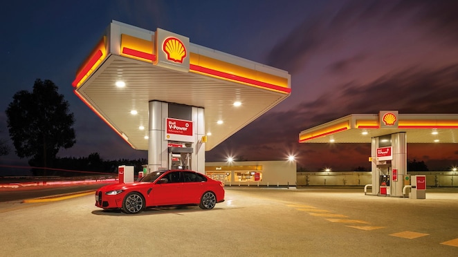 Rdeč BMW M3 na Shell bencinskem servisu