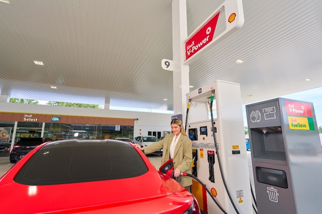 Točenje goriva Shell V-Power na Shell bencinskem servisu