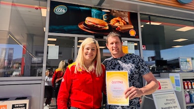 Portret nagrajenca in poslovnega partnerja pred vhodom v bencinski servis