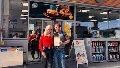 Nagrajenec nagradne igre in poslovni partner bencinskega servisa Shell