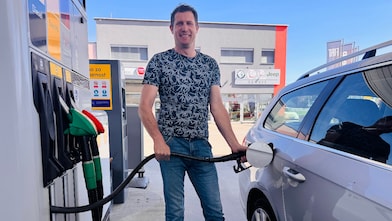 Nagrajenec med točenjem Shell goriva na bencinskem servisu