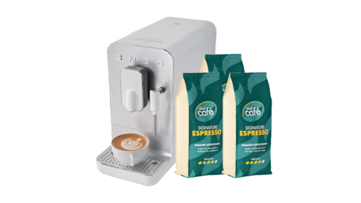 Kavni avtomat SMEG in tri vrečke Shell Cafe kave