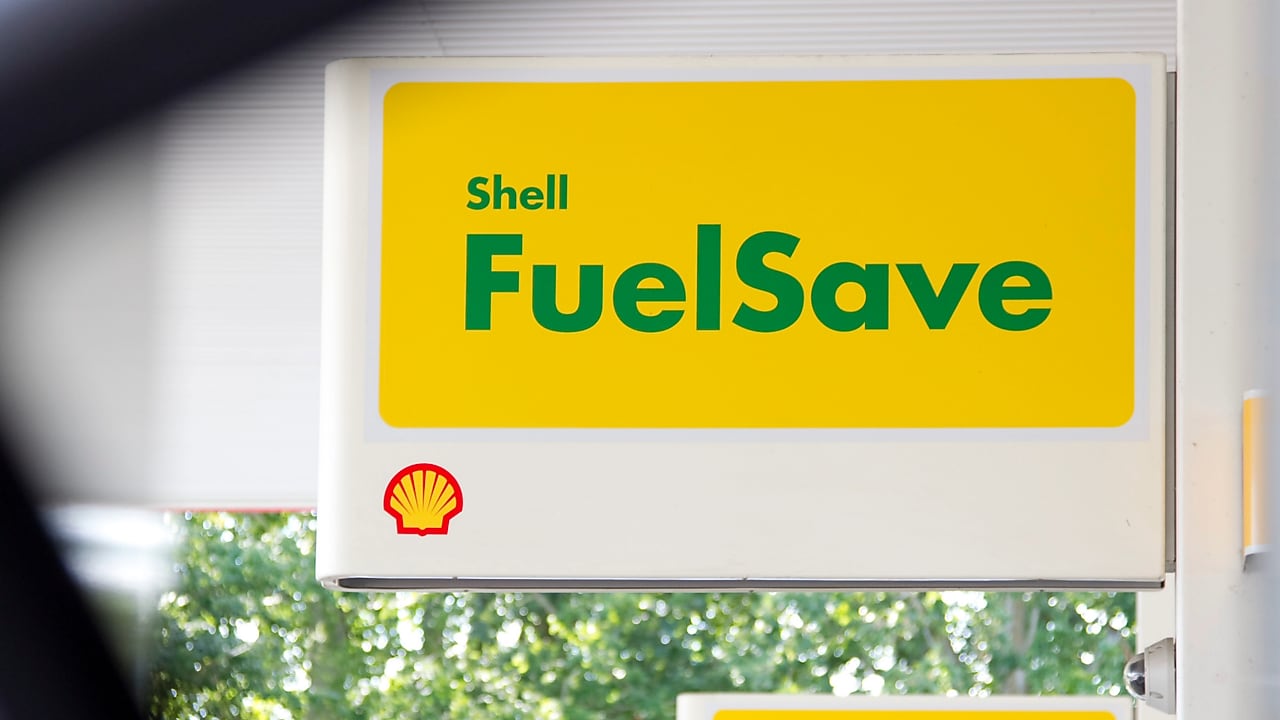 Rumeno-bela Shell FuelSave tabla na bencinskem servisu