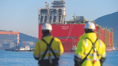 Shell Oil Brand Partner advises a man and a woman