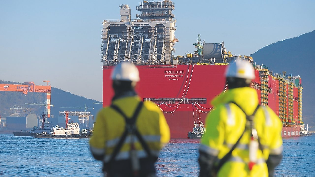 Shell Oil Brand Partner advises a man and a woman