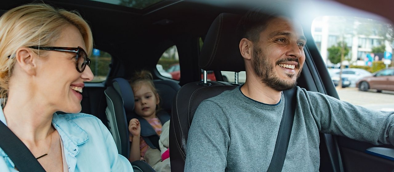 Družina, ki se z avtomobilom odpravlja na počitnice.