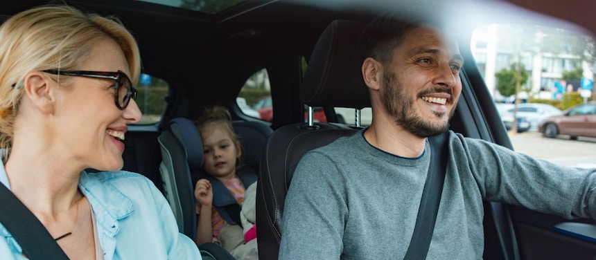 Družina, ki se z avtomobilom odpravlja na počitnice.