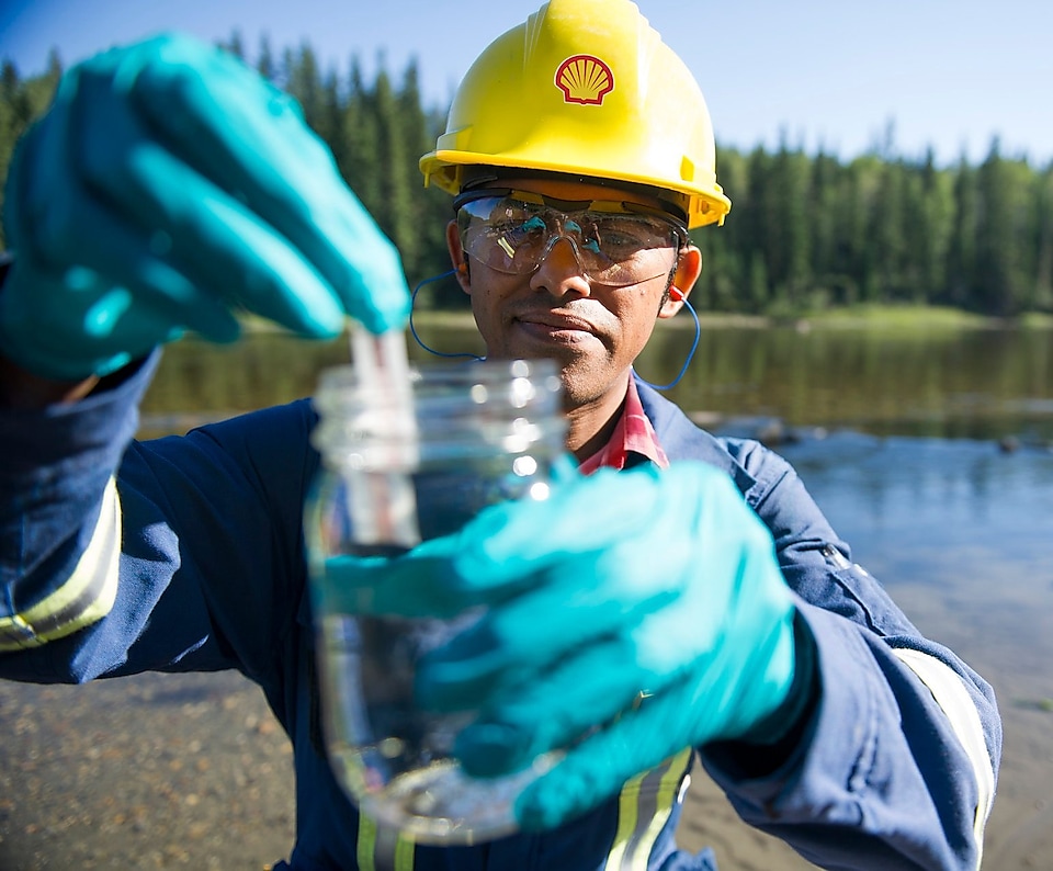 Okoljski koordinator družbe Shell testira vzorec vode.